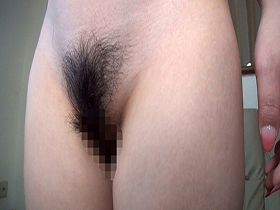 素人娘の全裸図鑑22　今時の女の子12名が恥らいながら脱衣していく様子をじっくり撮影した、変態紳士のためのヘアヌードコレクション　サンプル画像15